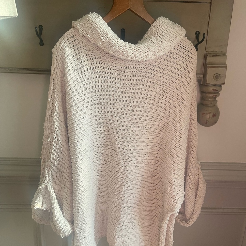 Oversized soft, comfy costal looking sweater. This is a three season sweater!